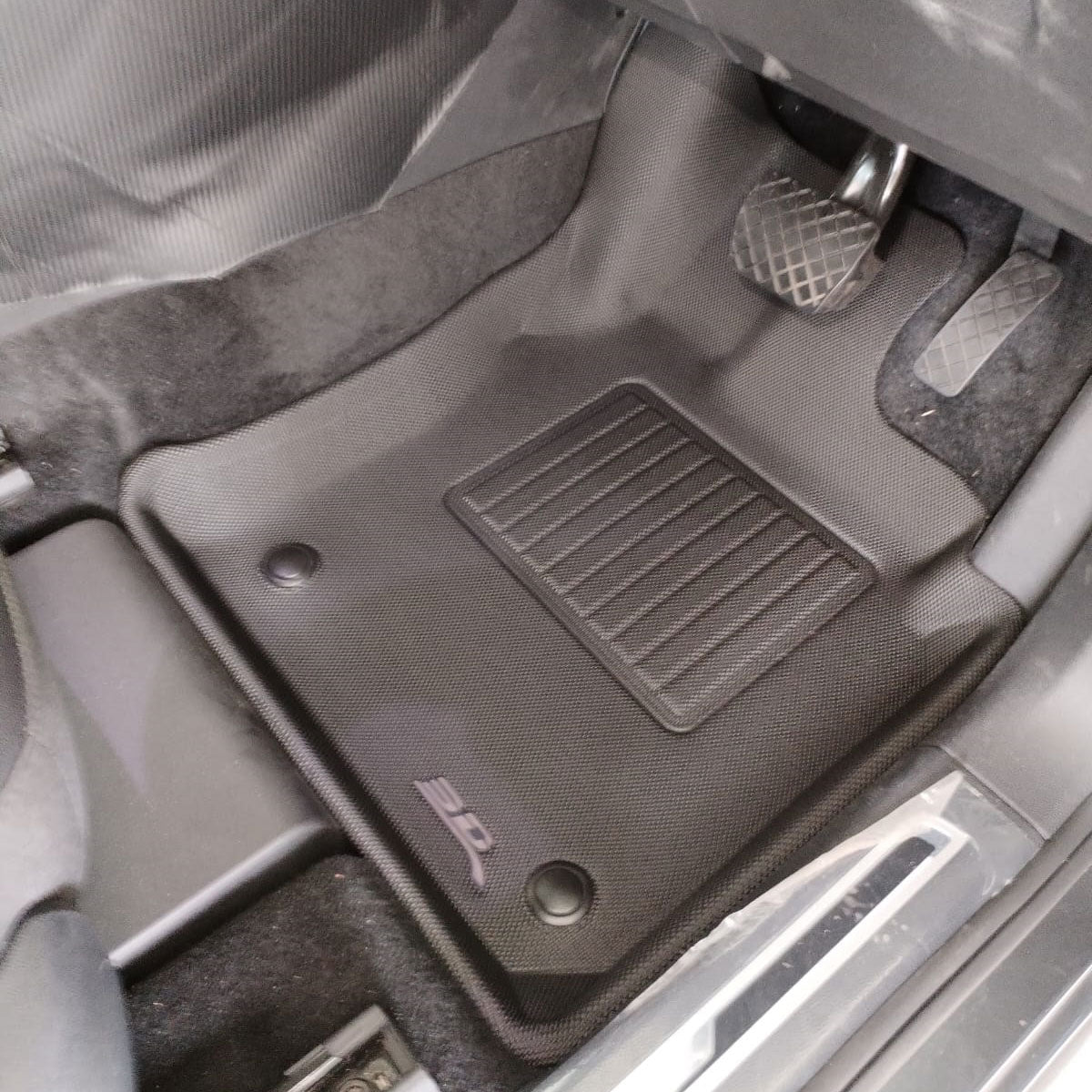 Kagu floor liners fitted in the vehicle - 3D MAXpider - Revzone